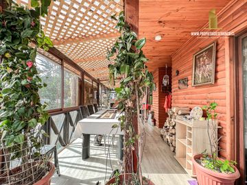 ALGARROBO. VENDE CASA DE USO MIXTO EN RECINTO PRIVADO.