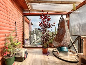ALGARROBO. VENDE CASA DE USO MIXTO EN RECINTO PRIVADO.