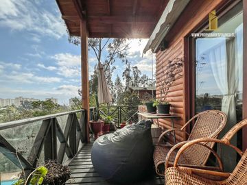 ALGARROBO. VENDE CASA DE USO MIXTO EN RECINTO PRIVADO.