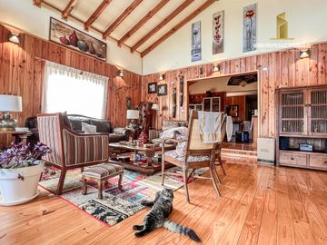 ALGARROBO. VENDE CASA DE USO MIXTO EN RECINTO PRIVADO.