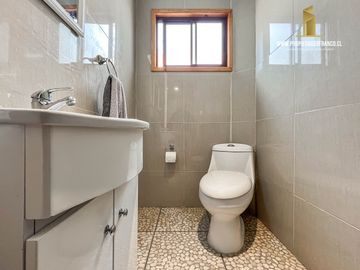 ALGARROBO. VENDE CASA DE USO MIXTO EN RECINTO PRIVADO.