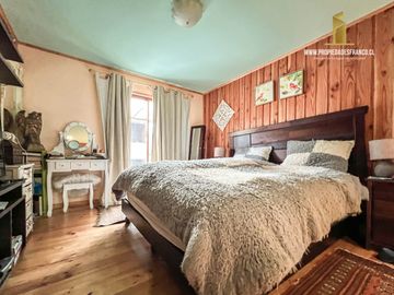ALGARROBO. VENDE CASA DE USO MIXTO EN RECINTO PRIVADO.