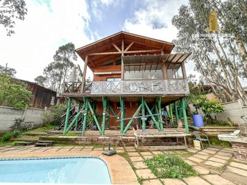 ALGARROBO. VENDE CASA DE USO MIXTO EN RECINTO PRIVADO.