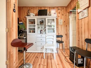 ALGARROBO. VENDE CASA DE USO MIXTO EN RECINTO PRIVADO.