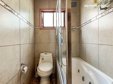 ALGARROBO. VENDE CASA DE USO MIXTO EN RECINTO PRIVADO.