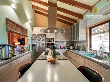 ALGARROBO. VENDE CASA DE USO MIXTO EN RECINTO PRIVADO.
