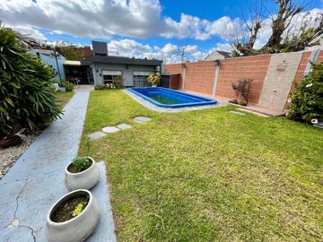 Casa 4 amb en venta - Palomar - Pileta y cochera
