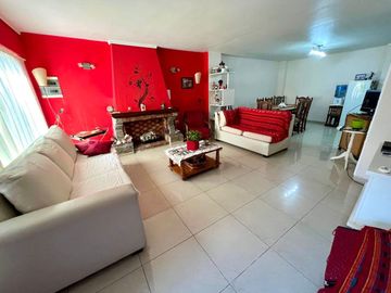 Casa 4 amb en venta - Palomar - Pileta y cochera
