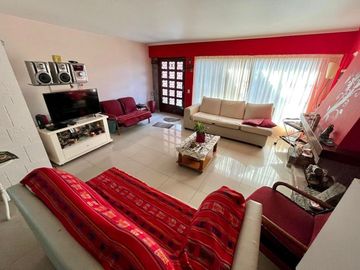 Casa 4 amb en venta - Palomar - Pileta y cochera
