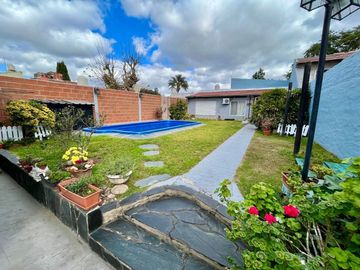 Casa 4 amb en venta - Palomar - Pileta y cochera