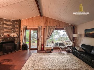 PUCÓN. VENTA CASA 3D 4B CONEXIÓN DIRECTA LAGO VILLARRICA
