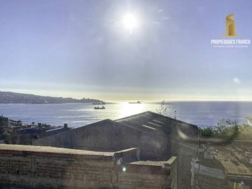 VALPARAÍSO. CERRO ESPERANZA. VENTA CASA COLONIAL CON 1300 M2