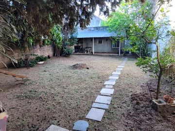 Venta Casa 3 amb y Depto con parque Florida Oeste