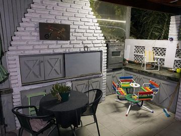 VENTA CASA EN LOMAS DE ZAMORA C/ PARQUE Y QUINCHO
