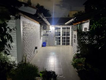 VENTA CASA EN LOMAS DE ZAMORA C/ PARQUE Y QUINCHO