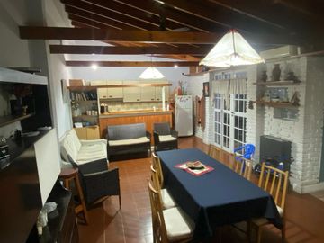 VENTA CASA EN LOMAS DE ZAMORA C/ PARQUE Y QUINCHO
