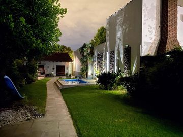 VENTA CASA EN LOMAS DE ZAMORA C/ PARQUE Y QUINCHO