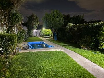 VENTA CASA EN LOMAS DE ZAMORA C/ PARQUE Y QUINCHO