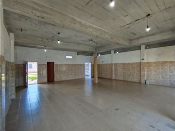 Venta de Local Salón en Mariano Acosta c parrilla