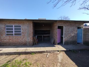 Venta de Local Salón en Mariano Acosta c parrilla