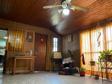 Chalet en esquina en calle Asamblea - a 5 cuadras de Av. Yrigoyen.