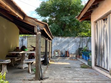 Chalet en esquina en calle Asamblea - a 5 cuadras de Av. Yrigoyen.