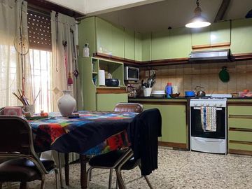 Chalet en esquina en calle Asamblea - a 5 cuadras de Av. Yrigoyen.
