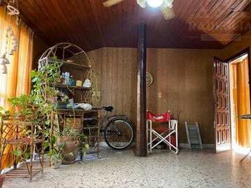 Chalet en esquina en calle Asamblea - a 5 cuadras de Av. Yrigoyen.