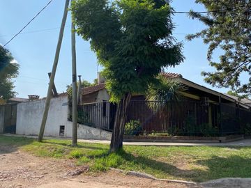 Chalet en esquina en calle Asamblea - a 5 cuadras de Av. Yrigoyen.
