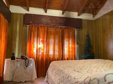 Chalet en esquina en calle Asamblea - a 5 cuadras de Av. Yrigoyen.