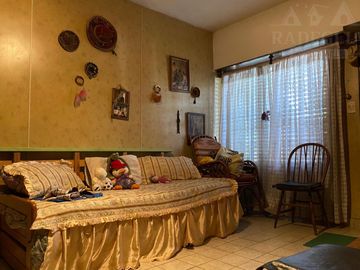 Chalet en esquina en calle Asamblea - a 5 cuadras de Av. Yrigoyen.