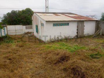 VENTA DE PROPIEDAD EN PUERTO CAYO CON EXCELENTE UBICACIÓN