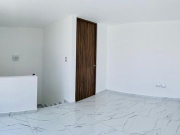CASA EN VENTA CON RECÁMARA EN PB EN RESIDENCIAL GEMMA MUY CERCA DE LA 11 SUR