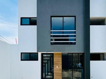 CASA EN VENTA CON RECÁMARA EN PB EN RESIDENCIAL GEMMA MUY CERCA DE LA 11 SUR