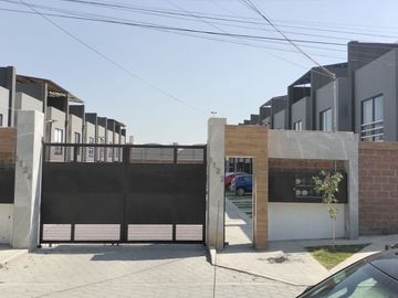 CASA EN VENTA CON RECÁMARA EN PB EN RESIDENCIAL GEMMA MUY CERCA DE LA 11 SUR