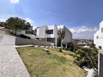 Renta Moderna Residencia en Rancho San Juan