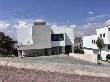 Renta Moderna Residencia en Rancho San Juan