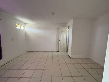 Predio con dos casas, todos los servicios, pozo de agua propio.