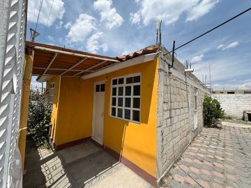Predio con dos casas, todos los servicios, pozo de agua propio.