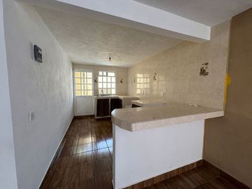 Predio con dos casas, todos los servicios, pozo de agua propio.