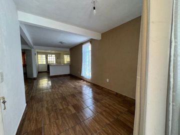 Predio con dos casas, todos los servicios, pozo de agua propio.