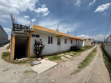 Predio con dos casas, todos los servicios, pozo de agua propio.