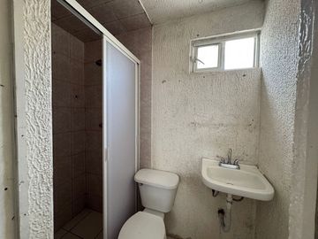 Predio con dos casas, todos los servicios, pozo de agua propio.