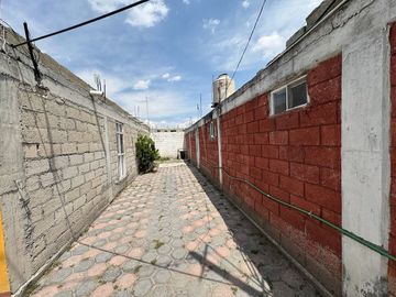 Predio con dos casas, todos los servicios, pozo de agua propio.