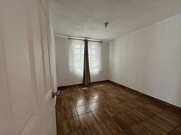 Predio con dos casas, todos los servicios, pozo de agua propio.