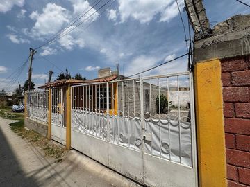 Predio con dos casas, todos los servicios, pozo de agua propio.