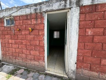 Predio con dos casas, todos los servicios, pozo de agua propio.