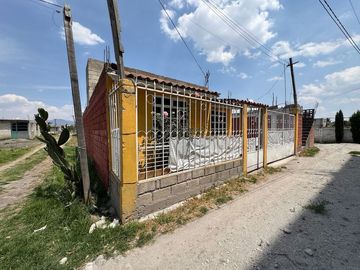 Predio con dos casas, todos los servicios, pozo de agua propio.