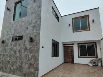 Venta de casa en Fraccionamiento Lirios en Coatepec.