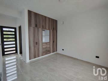 Venta de casa en Fraccionamiento Lirios en Coatepec.